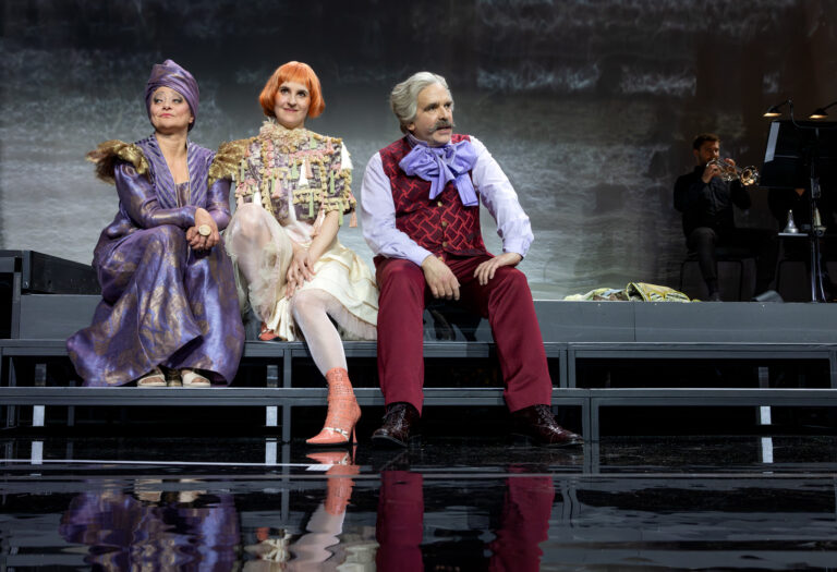 Die Dreigroschenoper im Mecklenburgischen Staatstheater in Schwerin sehr im Sinne Brechts inszeniert – Rezension